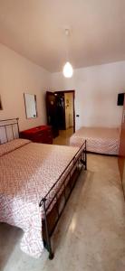 Habitación con 2 camas y pasillo con en Casa Piacquadio, en Bari