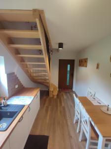 una cucina con un tavolo di legno e una scala di Domek Myśliwski a Gołkowice Dolne Altre 10 foto