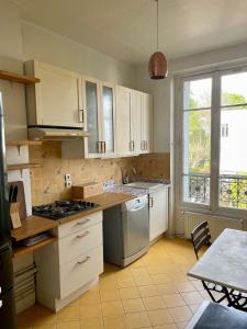 Η κουζίνα ή μικρή κουζίνα στο Cosy apartment in Paris area