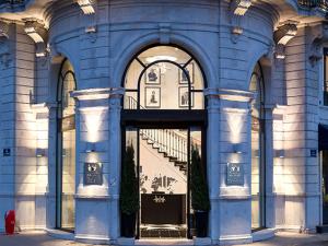 里昂的住宿－Hotel Le Royal Lyon - MGallery，一座蓝色的建筑,设有一扇门,里面设有楼梯