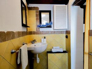 un baño con lavabo y espejo en Fuori Rotta House by Holiday World, en Génova 16 fotos más