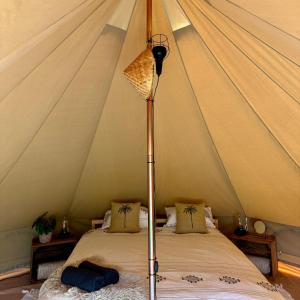 Krevet ili kreveti u jedinici u okviru objekta Ingerichte Boho, Indian of Tropical Bell Tent met alpaca's