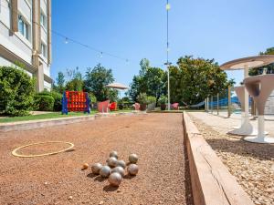 um parque infantil com um monte de bolas no chão em Novotel Bourges em Bourges