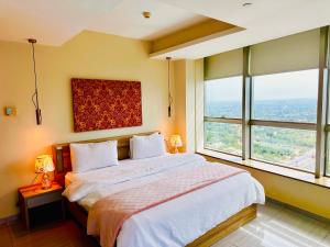 1 dormitorio con 1 cama grande y 2 ventanas en Centaurus Apartment Three Bed, en Islamabad