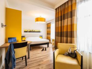 a hotel room with a bed and a table and chairs at ibis Styles Hotel Brussels Centre Stéphanie in Brussels