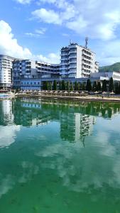 波格拉德茨的住宿－Hotel Enkelana，一大片水体,有建筑背景