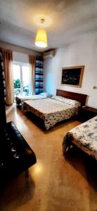 1 dormitorio con 2 camas y sofá en Casa Piacquadio en Bari