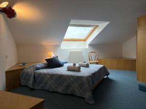 Postel nebo postele na pokoji v ubytování Lake Como Serenity Suite