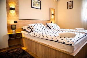 ein Schlafzimmer mit einem großen Bett in einem Zimmer in der Unterkunft Hotel Bolero in Győr