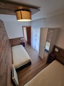 Uma cama ou camas num quarto em Hotel Gletschermühle