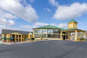 Un gran edificio con un estacionamiento enfrente. en Quality Inn Hillsville, en Hillsville