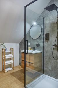 a bathroom with a sink and a shower at Szczęśliwe Siedlisko in Rumy
