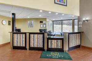 Quality Inn في هيلسفيل: غرفة انتظار فارغة مع مكتبة من cds