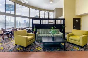 - un hall avec deux chaises, un canapé et une table dans l'établissement Quality Inn, à Hillsville