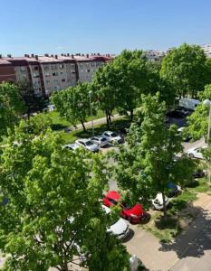 une vue aérienne sur un parking avec des voitures et des arbres dans l'établissement Rocco Apartment-FREE PARKING&WIFI, à Zagreb