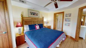 Ένα ή περισσότερα κρεβάτια σε δωμάτιο στο Tybee Beach Club 113 by Tybee Vacation Rentals