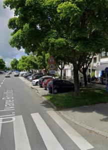 une rue avec des voitures garées sur le côté de la route dans l'établissement Rocco Apartment-FREE PARKING&WIFI, à Zagreb