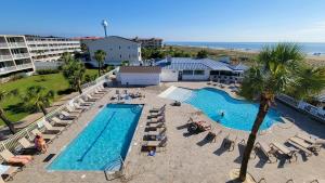 Πισίνα στο ή κοντά στο Tybee Beach Club 113 by Tybee Vacation Rentals