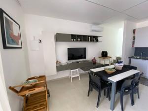 Una cocina y un comedor con mesa y sillas. en Villa Skyline- Otranto, en Otranto