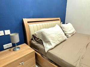 Giường trong phòng chung tại All Nations Duplex with Pool