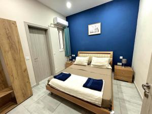 Giường trong phòng chung tại All Nations Duplex with Pool
