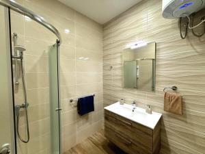 Phòng tắm tại All Nations Duplex with Pool