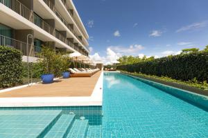 卡斯卡伊斯Legacy Hotel Cascais, Curio Collection By Hilton的大楼旁的游泳池