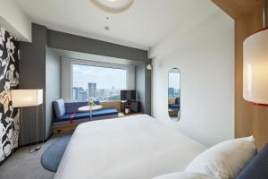 Un dormitorio con una cama grande y una ventana en Shinagawa Prince Hotel en Tokio