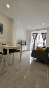 un salon avec une table et un canapé dans l'établissement Apartamentos Cartagena Sunset, à Carthagène