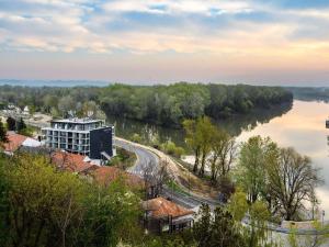 Vista arial a um rio com um edifício ao lado em Mercure Tokaj Center em Tokaj