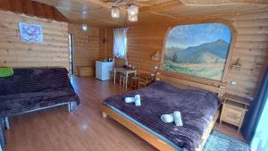 um quarto com 2 camas num chalé de madeira em Садиба Гуцулка Ксеня em Yaremche
