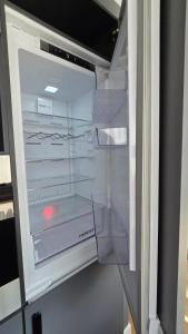 pusta lodówka z otwartymi drzwiami w pokoju w obiekcie Apartament Pod Dwójką w Bielsku Białej