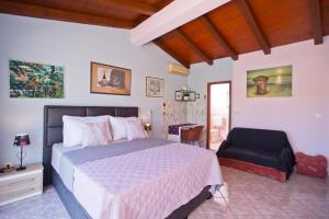 Posteľ alebo postele v izbe v ubytovaní Apartments Villa Hraste Hvar + 37 fotografií