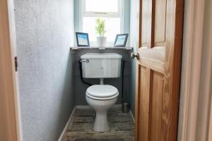 Vannituba majutusasutuses Light and spacious house full of Cornish charm +32 fotot