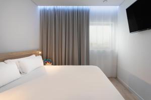 B&B HOTEL Olhão Algarve客房内的一张或多张床位