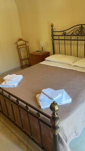 ein Schlafzimmer mit einem Bett mit zwei Handtüchern darauf in der Unterkunft bellini holiday home in Neapel