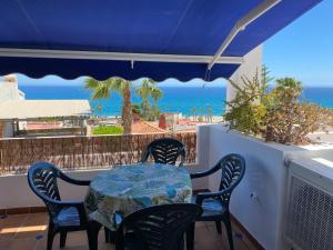 a table on a balcony with a view of the ocean at Apto Calle España in Mojácar