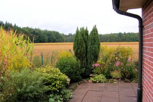 un jardín con un campo de flores y árboles en Jautz RE13, en Sögel