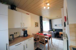 cocina y comedor con mesa y habitación en Jautz RE13, en Sögel