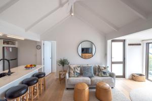 Posezení v ubytování Palm Beach Seaviews With A Touch Of Luxury Awaits
