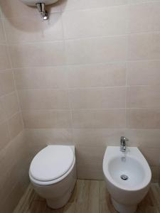 La salle de bains est pourvue de toilettes et d'un lavabo. dans l'établissement B&B Leonida, à Tropea
