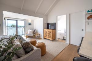 TV a/nebo společenská místnost v ubytování Palm Beach Seaviews With A Touch Of Luxury Awaits