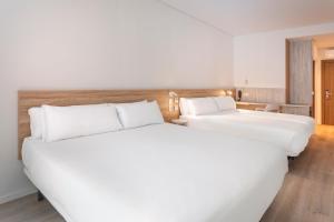 B&B HOTEL Olhão Algarve客房内的一张或多张床位