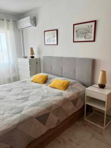 ポルティマンにあるPanorama Family Apartmentのベッドルーム1室(黄色い枕2つ付)