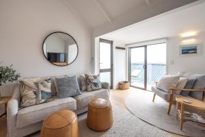 Posezení v ubytování Palm Beach Seaviews With A Touch Of Luxury Awaits