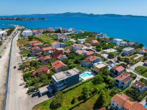 Vue aérienne d'un quartier résidentiel à côté de l'eau dans l'établissement D. Marine Apartments, à Bibinje