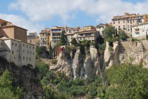 una ciudad en una montaña con edificios en ella en Apartamento Beatriz, en Cuenca