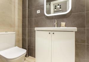 A bathroom at Apartamento Retiro V en Madrid Még 12 kép
