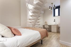 um quarto com uma cama e uma escada em espiral em Apartamento Retiro V en Madrid em Madri