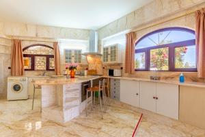 Kuchyň nebo kuchyňský kout v ubytování Paco's Resort Family Villa 10